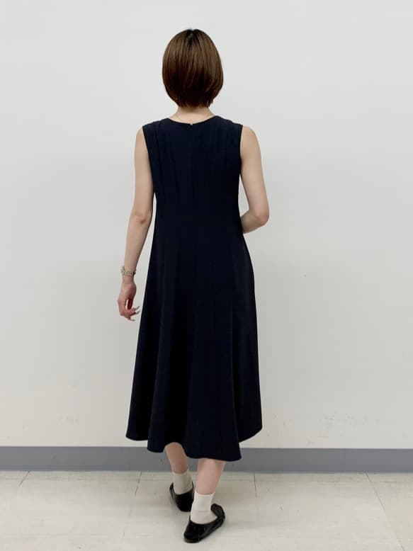 hikaruさんの「INDIVI｜【美シルエット】ノースリーブワンピース」を使ったコーディネート