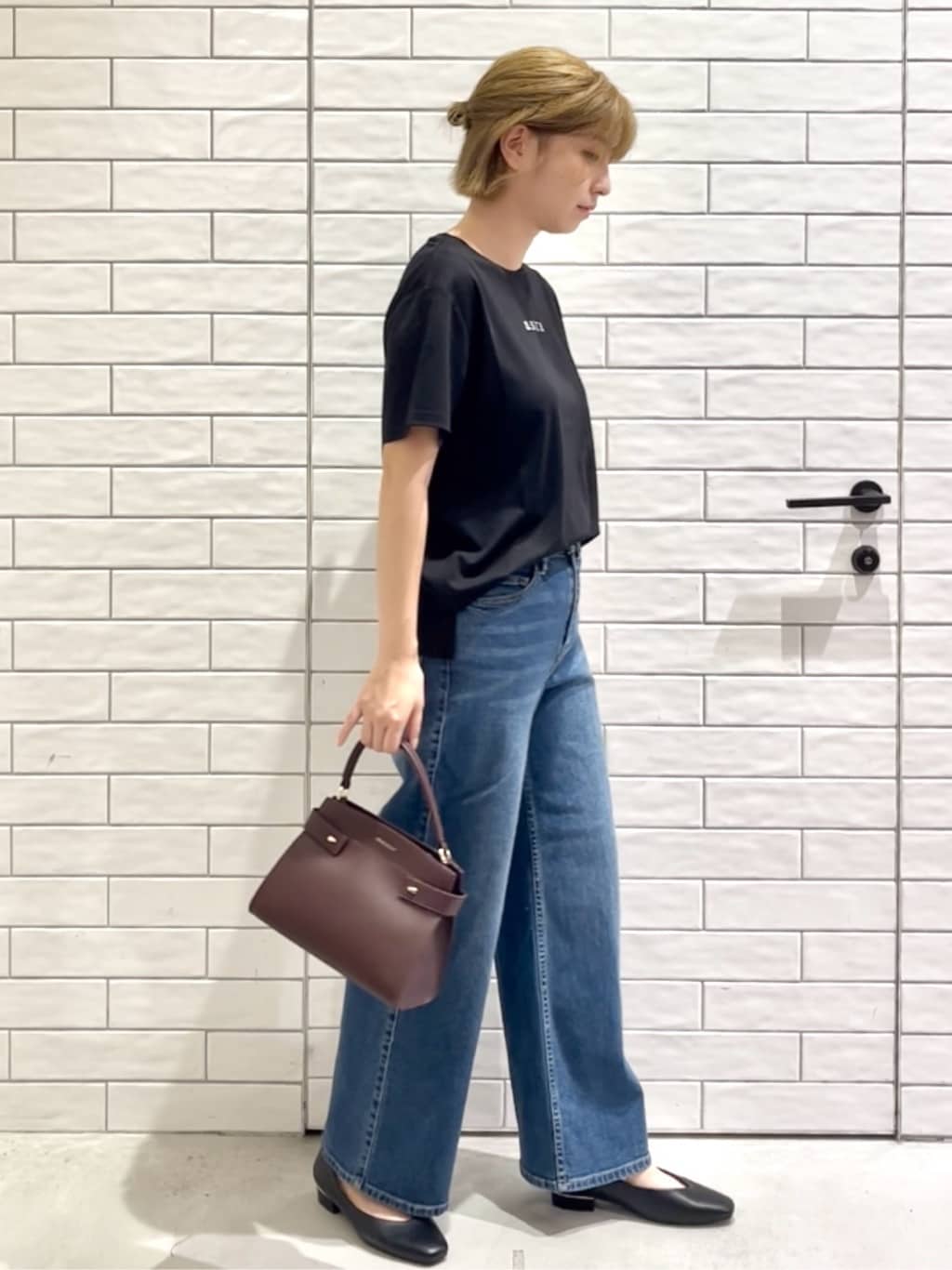 しおりさんの「OPAQUE.CLIP｜メタリック刺繍ロゴTシャツ【接触冷感／洗濯機洗い可】」を使ったコーディネート