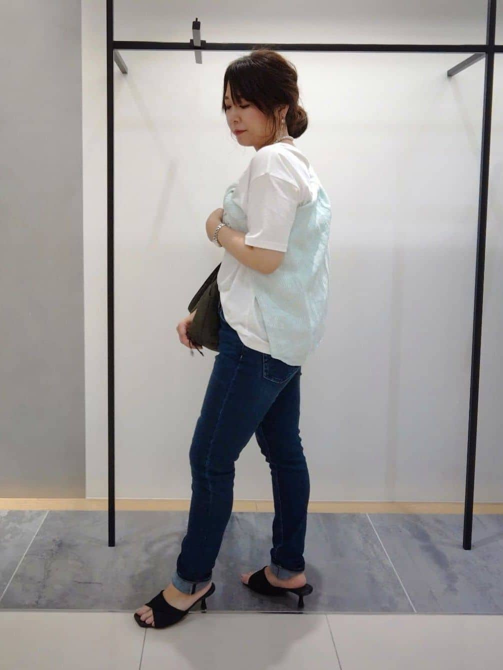 TOMOMIさんの「INDIVI｜【通年活躍！褒められデニム】スキニー デニムパンツ」を使ったコーディネート