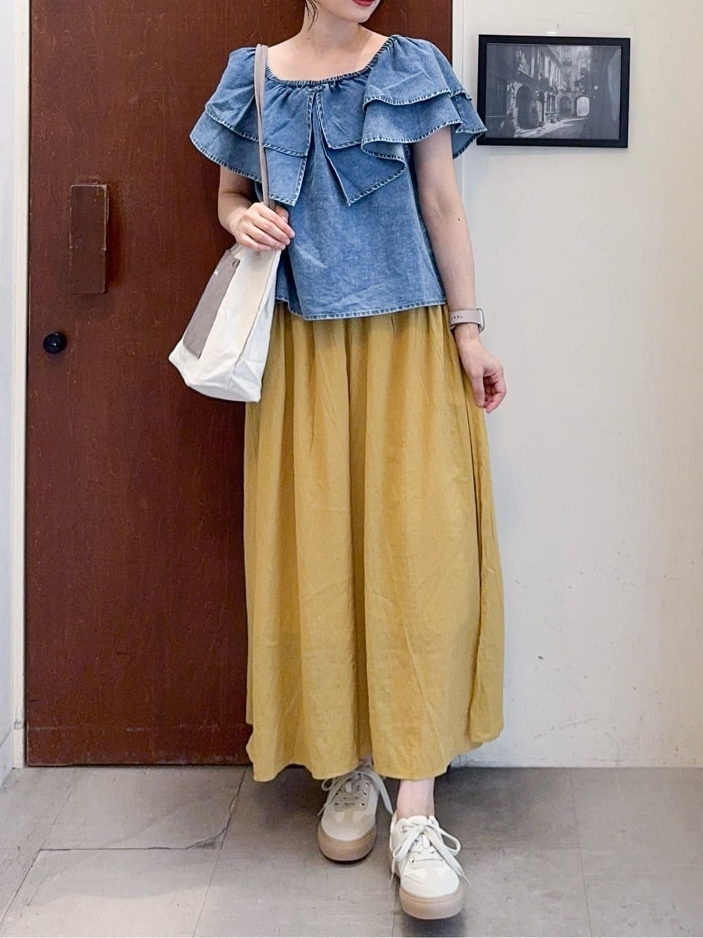 𝐇𝐢𝐫𝐨𝐦𝐢さんの「SHOO･LA･RUE｜【セットアップ可/前後2WAY/オフショル2WAY】着こなしを楽しめる デニムフリルブラウス」を使ったコーディネート