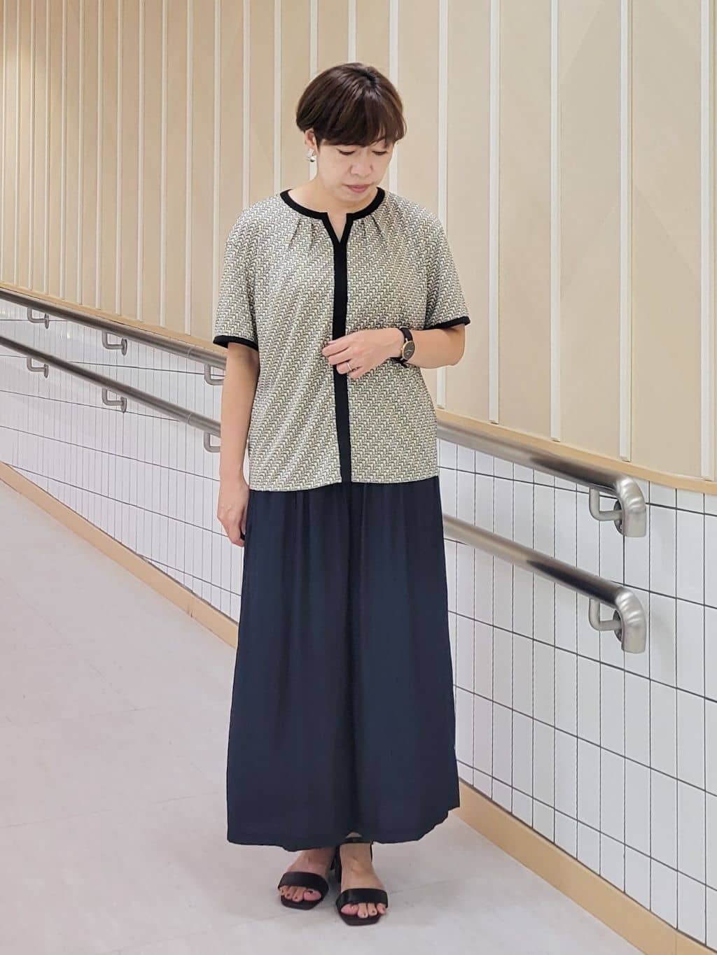 tomoさんの「COUP DE CHANCE｜【手洗い可/軽量】シンプルラメ混カーディガン」を使ったコーディネート