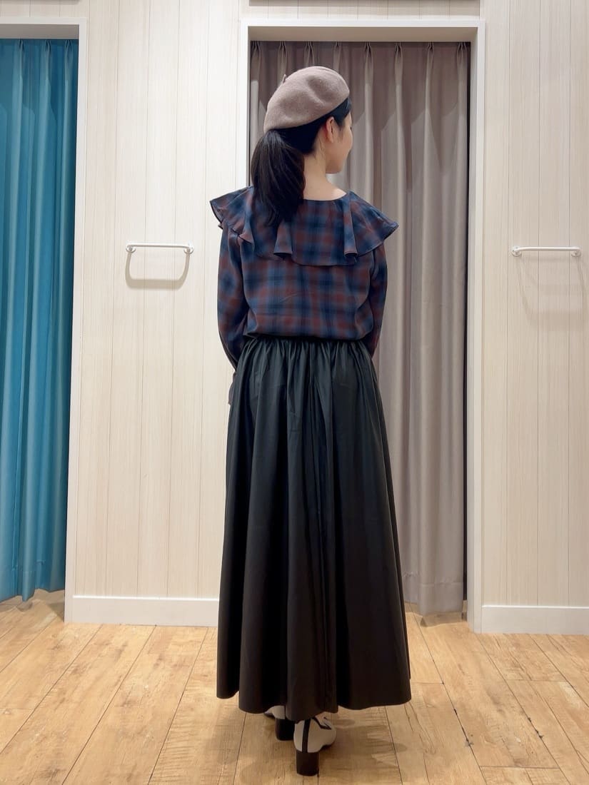 moneさんの「SHOO･LA･RUE｜【S-LL】1枚で華やか チェック柄フリルブラウス」を使ったコーディネート