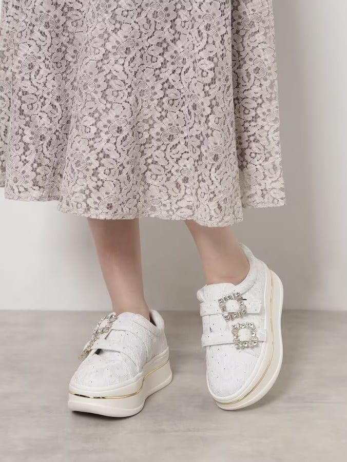 neinaさんの「ESPERANZA｜ビジューバックルWストラップレーススニーカー」を使ったコーディネート