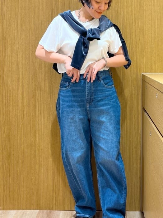 chiakiさんの「OPAQUE.CLIP｜メタリック刺繍ロゴTシャツ【接触冷感／洗濯機洗い可】」を使ったコーディネート