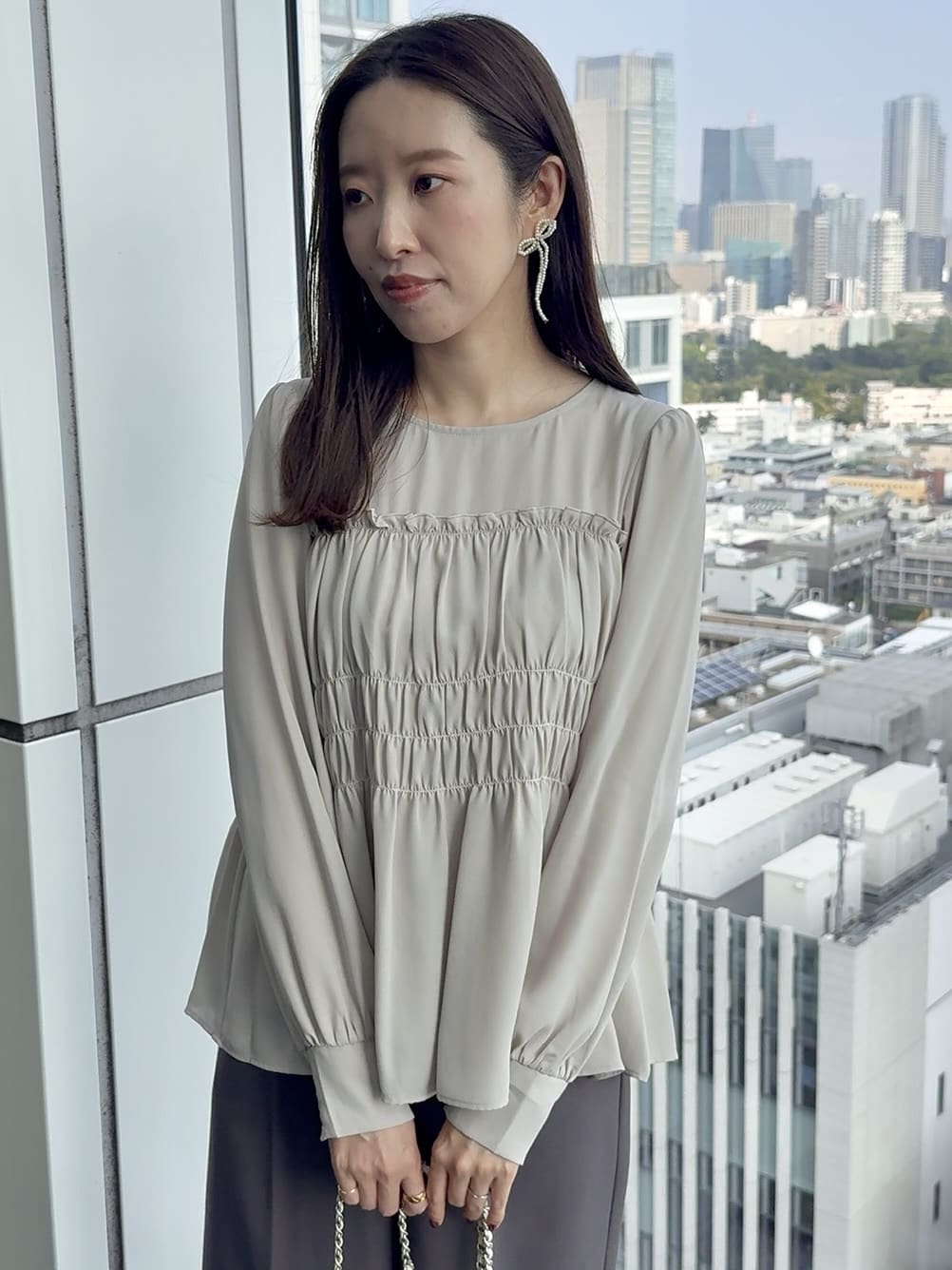 teiさんの「Couture brooch｜【マシンウォッシャブル・きれいめ・通勤】シャーリングチュニックブラウス」を使ったコーディネート