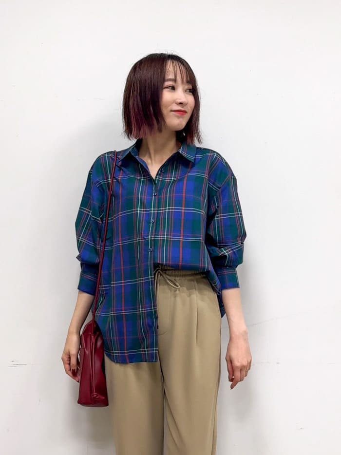𝐜𝐡𝐢𝐤𝐚さんの「SHOO･LA･RUE｜【洗濯機可/S-LL】程よい抜け感 大人のチェックシャツ」を使ったコーディネート