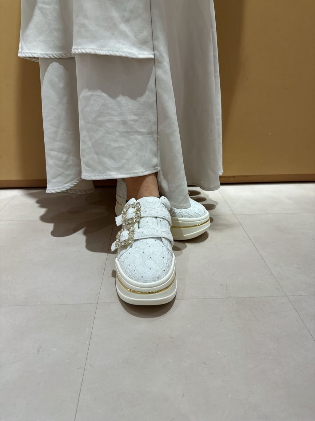 neinaさんの「ESPERANZA｜ビジューバックルWストラップレーススニーカー」を使ったコーディネート