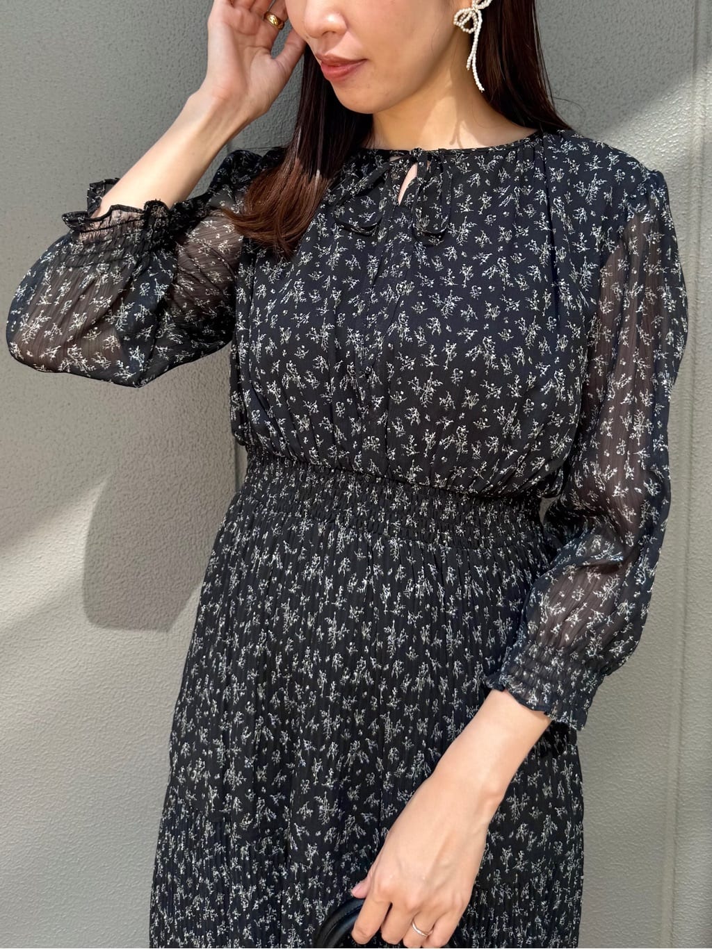 teiさんの「Couture brooch｜【一枚で着映える・花柄・通勤】前後2WAYシフォン楊柳小花ワンピース」を使ったコーディネート
