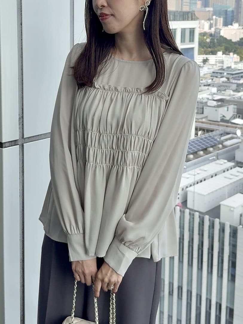 teiさんの「Couture brooch｜【マシンウォッシャブル・きれいめ・通勤】シャーリングチュニックブラウス」を使ったコーディネート