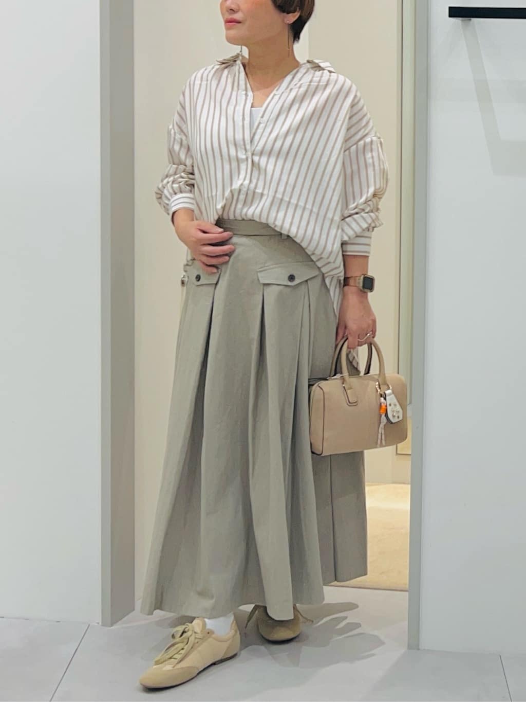 タナさんの「THE SHOP TK｜【後ろ姿もサマになる】ストライプ バックシャーリングシャツ/体型カバー/洗える」を使ったコーディネート