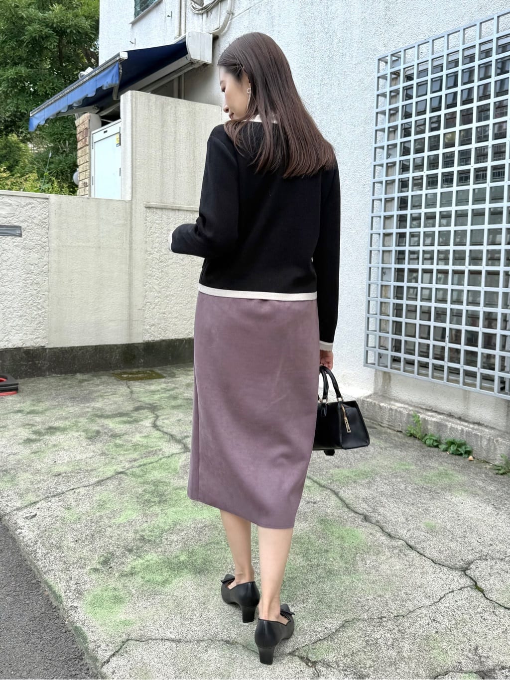 teiさんの「Couture brooch｜【高見え・通勤・大人可愛い】配色総針スカラカーディガン」を使ったコーディネート
