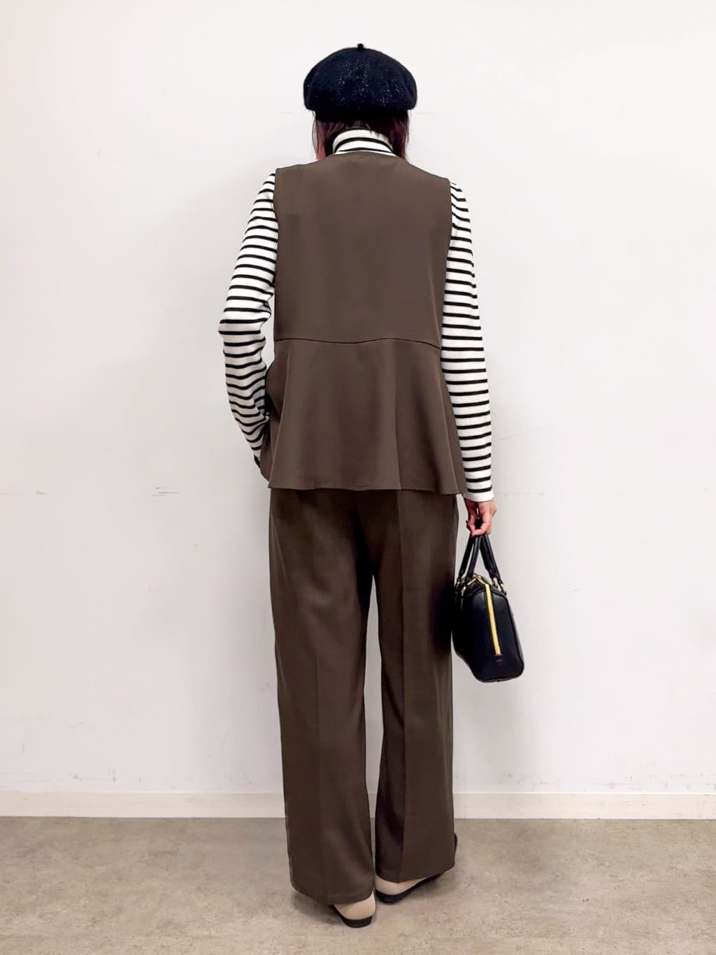 𝐜𝐡𝐢𝐤𝐚さんの「SHOO･LA･RUE｜【S-LL/セットアップ可/洗濯後しわになりにくい】ペプラムジレ」を使ったコーディネート