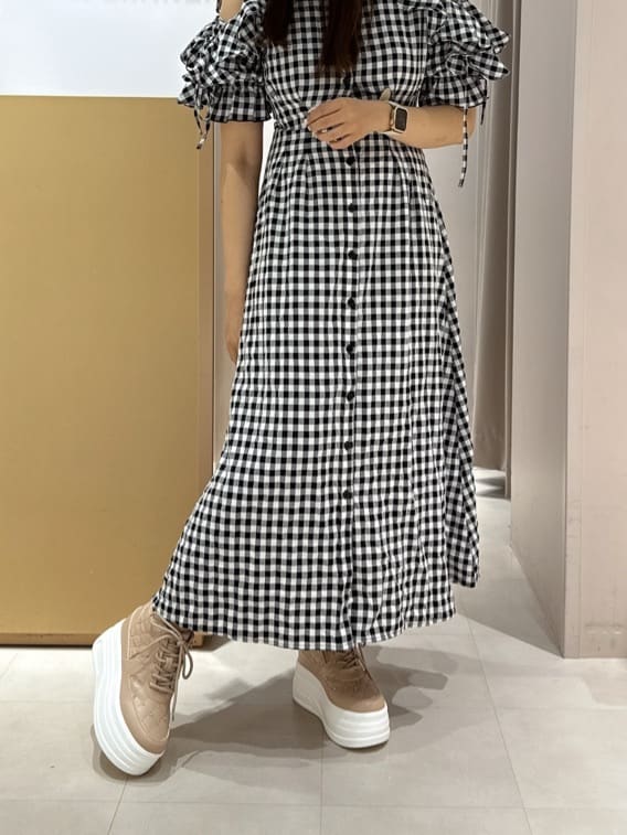 neinaさんの「ESPERANZA｜【EC先行販売】きゅんフィット厚底フラットキルティングスタッズスニーカー」を使ったコーディネート