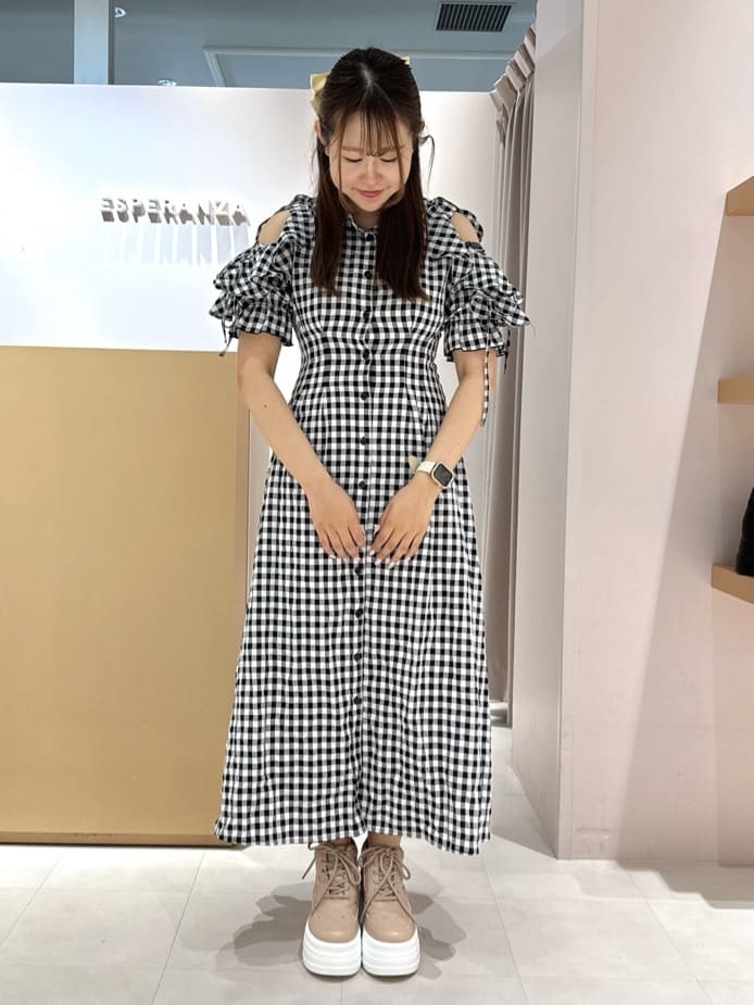 neinaさんの「ESPERANZA｜【EC先行販売】きゅんフィット厚底フラットキルティングスタッズスニーカー」を使ったコーディネート