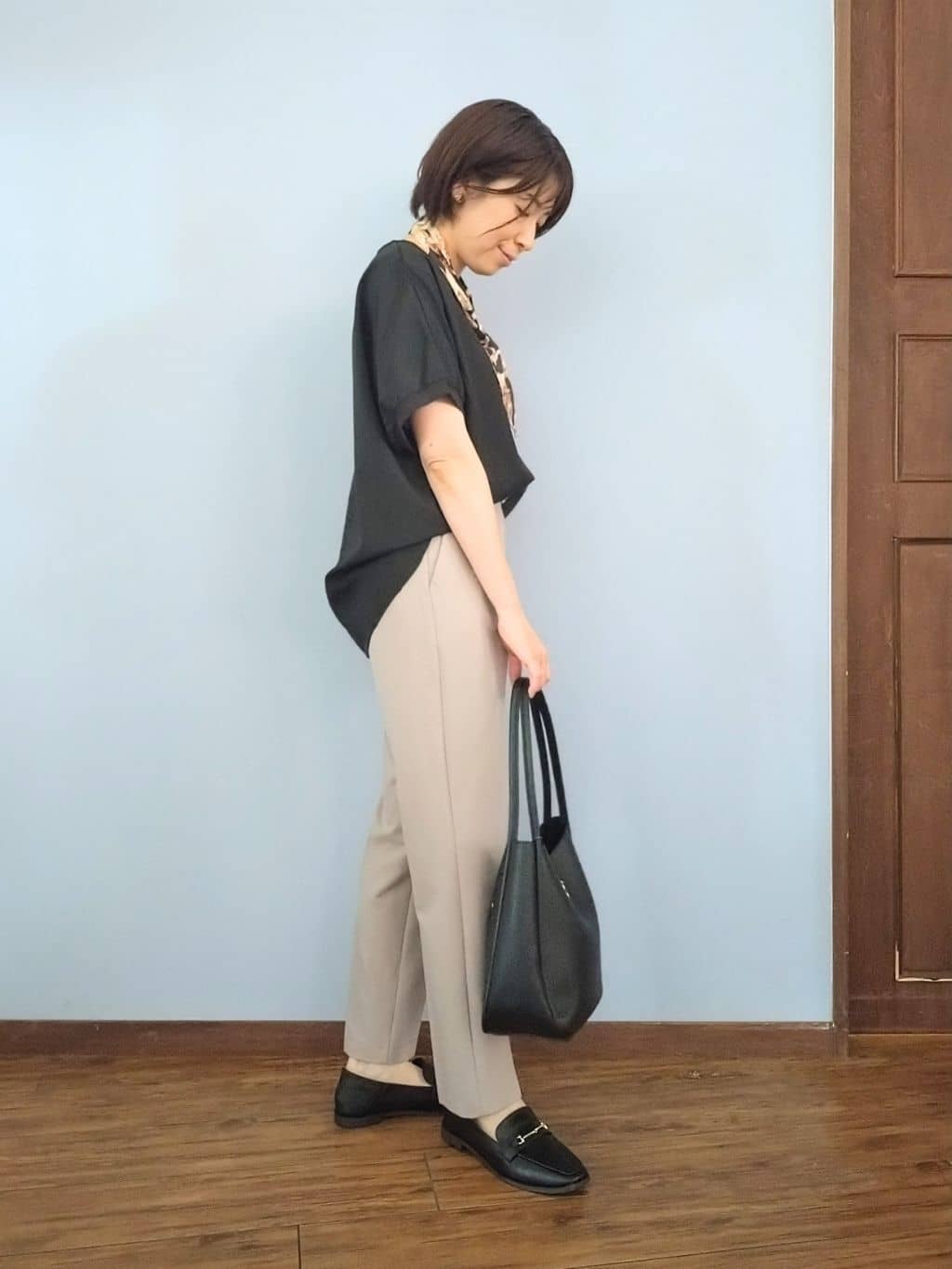 miomioさんの「SHOO･LA･RUE｜【ひんやり/洗濯後しわになりにくい】リブ切り替えドルマンブラウス」を使ったコーディネート
