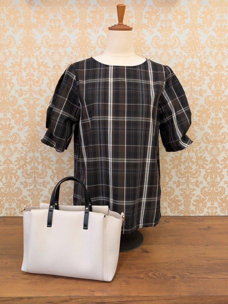 caramelさんの「SHOO･LA･RUE｜【S-LL/5分袖】お袖タックできれいに魅せる 大人のチェックブラウス」を使ったコーディネート