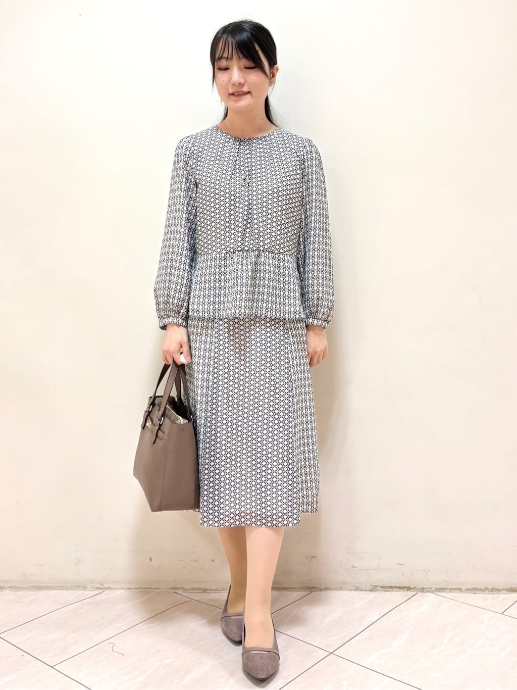mikiさんの「Reflect｜【きちんと見え／セットアップ可／通勤におすすめ◎】ペプラムプリントブラウス」を使ったコーディネート