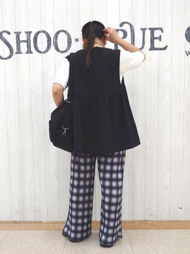 とろろさんの「SHOO･LA･RUE｜【セットアップ可】さらりと軽やかに ダブルジップ麻調ジレ」を使ったコーディネート
