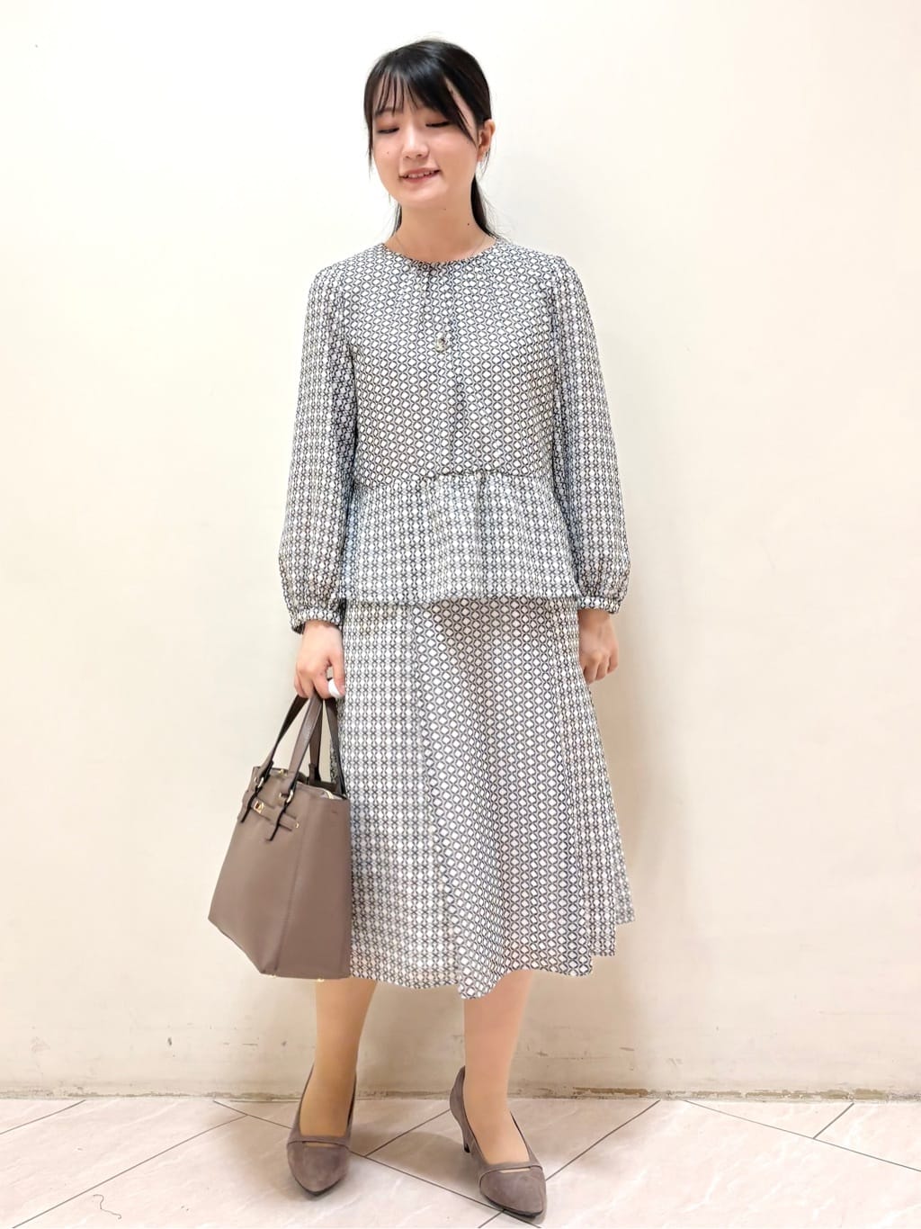 mikiさんの「Reflect｜【きちんと見え／セットアップ可／通勤におすすめ◎】ペプラムプリントブラウス」を使ったコーディネート