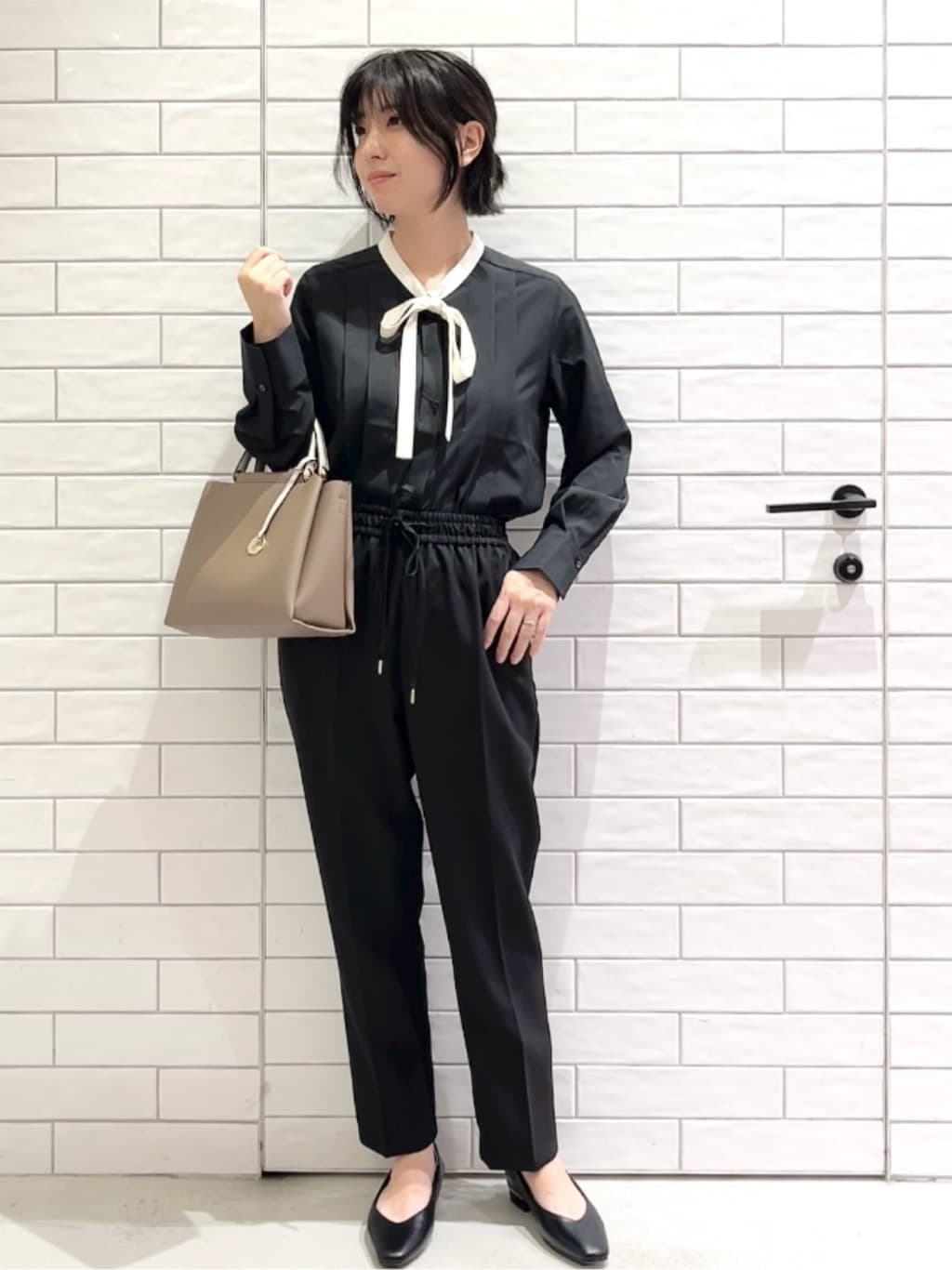 しおりさんの「OPAQUE.CLIP｜バイカラーボウタイブラウス【洗濯機OK】」を使ったコーディネート