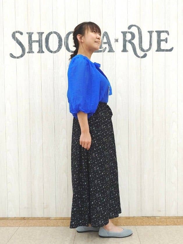 とろろさんの「SHOO･LA･RUE｜【S-LL/裏地ひんやり】スカート見えで上品に マットサテンスカーチョ」を使ったコーディネート