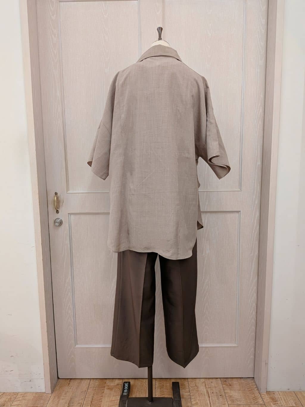 naoさんの「SHOO･LA･RUE｜【洗える/S-LL】大きめのフリルが印象的 デザインブラウス」を使ったコーディネート