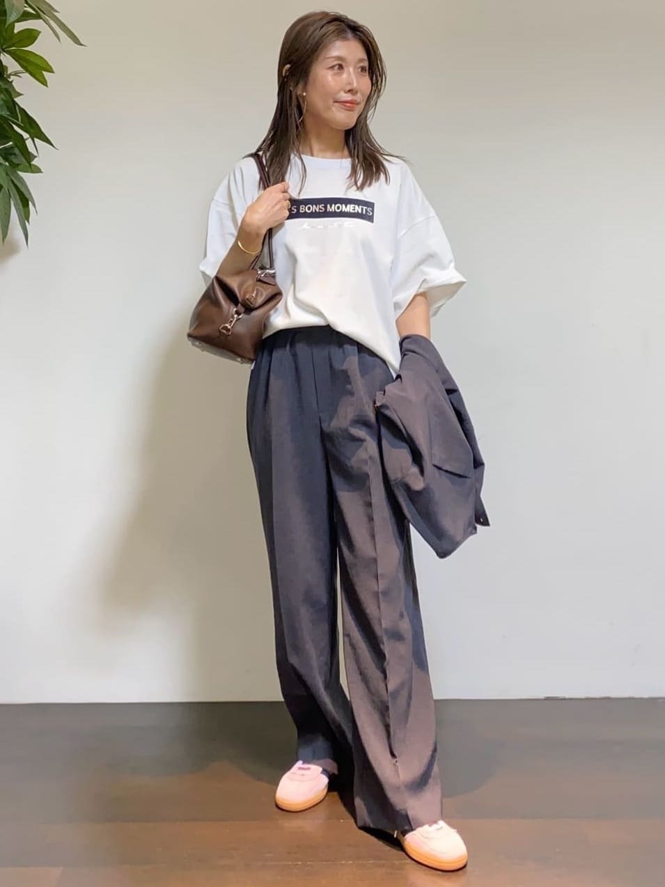 tomoさんの「UNTITLED｜【コットン100/ゆったり/ショート丈/洗える】ベロアロゴTシャツ」を使ったコーディネート