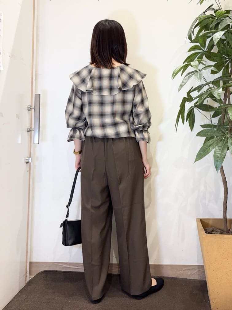 宗形さんの「SHOO･LA･RUE｜【S-LL】1枚で華やか チェック柄フリルブラウス」を使ったコーディネート