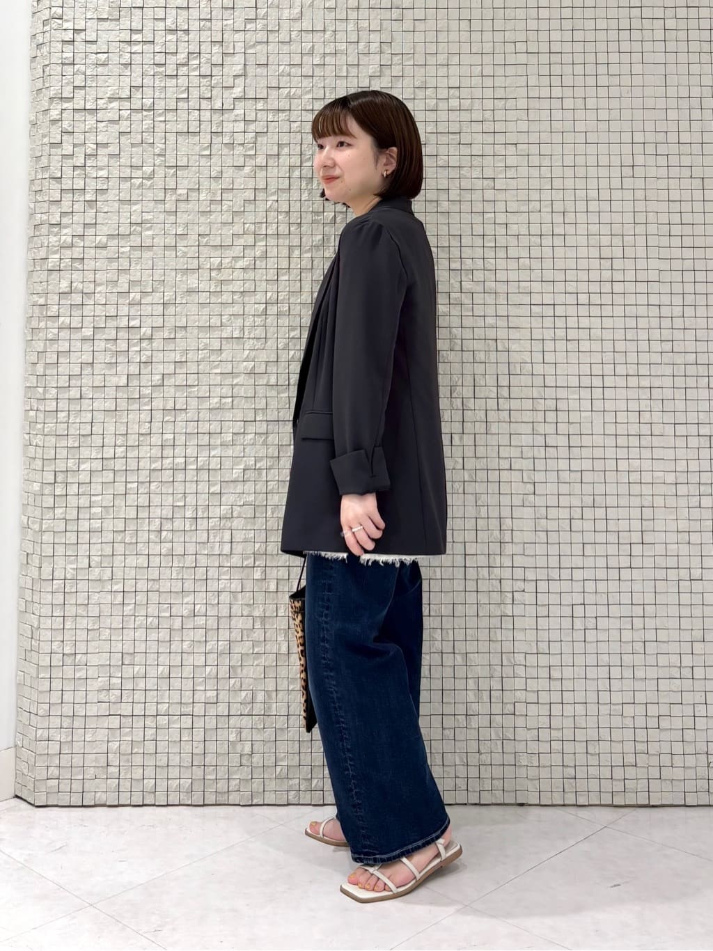 sakuさんの「INDIVI｜【褒められデニム】ワイドストレート デニムパンツ」を使ったコーディネート