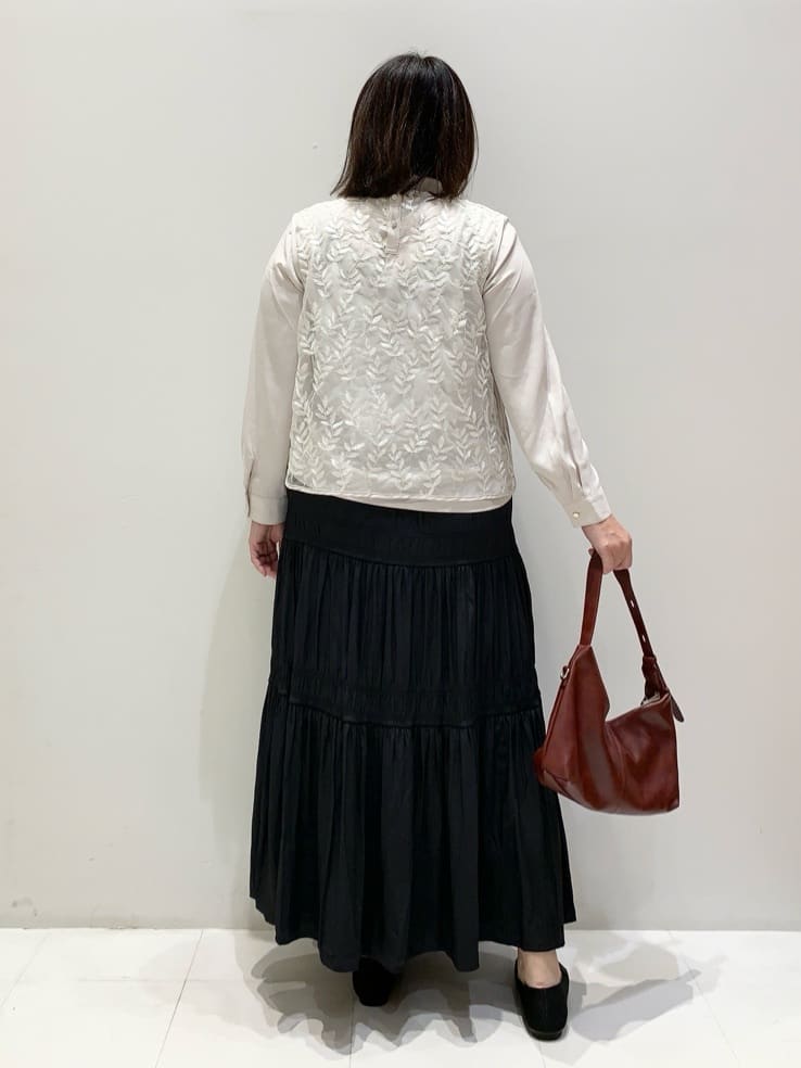みいちゃんさんの「grove｜リーフ刺繍スパンコールベスト＆ブラウスセット」を使ったコーディネート