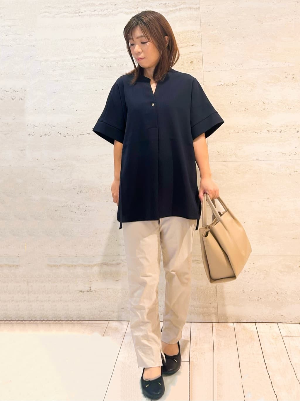 こやさんの「OPAQUE.CLIP｜《5色展開／SS-LLサイズ》スキッパー金ボタンブラウス／セットアップ対応【防シワ／ストレッチ／洗濯」を使ったコーディネート