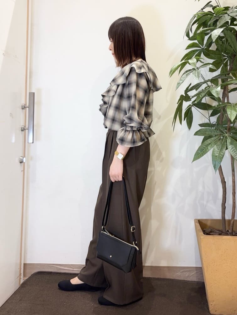 宗形さんの「SHOO･LA･RUE｜【S-LL】1枚で華やか チェック柄フリルブラウス」を使ったコーディネート
