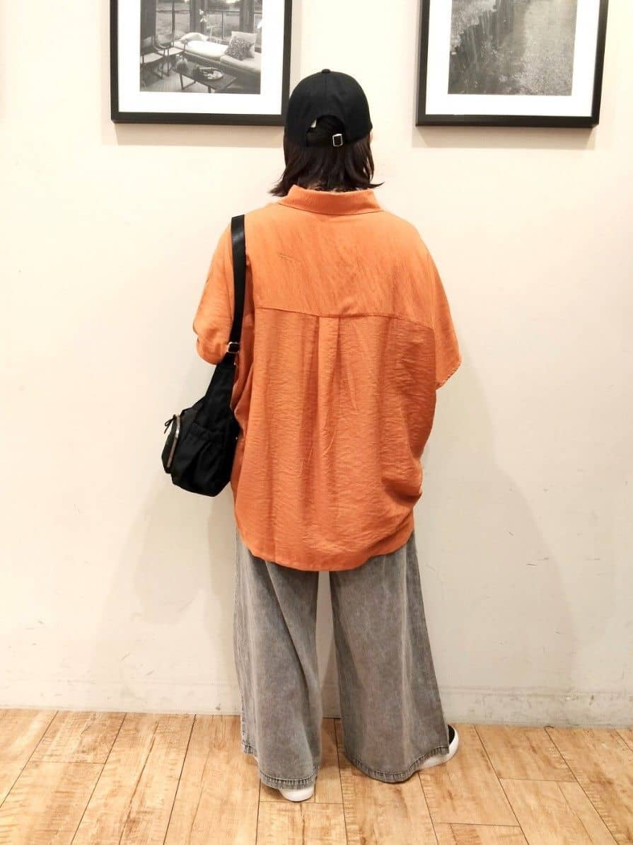 SHOOLARUEさんの「SHOO･LA･RUE｜【洗える/S-LL/5分袖】1枚でも羽織としても。さらさらドレープシャツ」を使ったコーディネート