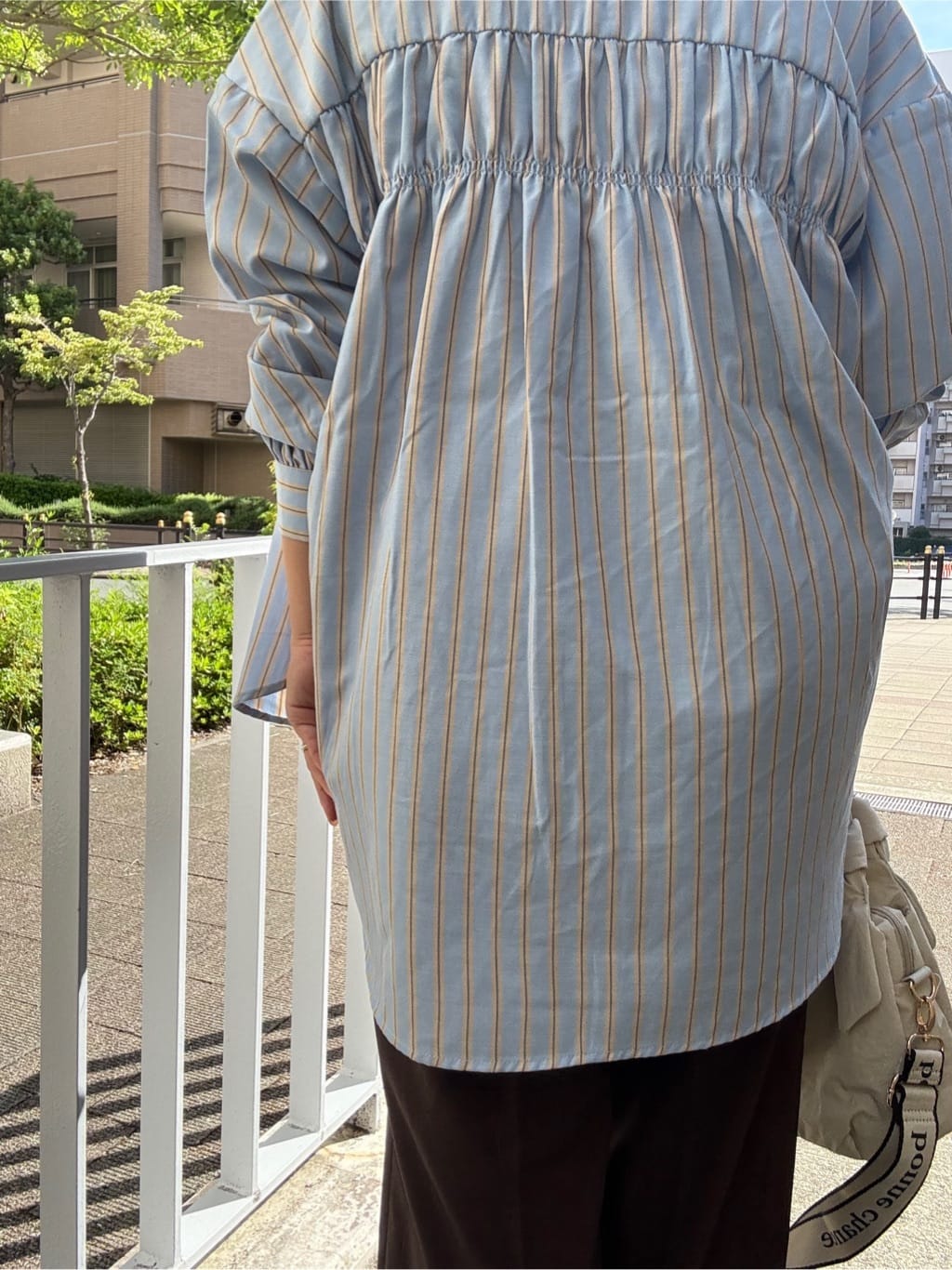 chさんの「THE SHOP TK｜【後ろ姿もサマになる】ストライプ バックシャーリングシャツ/体型カバー/洗える」を使ったコーディネート