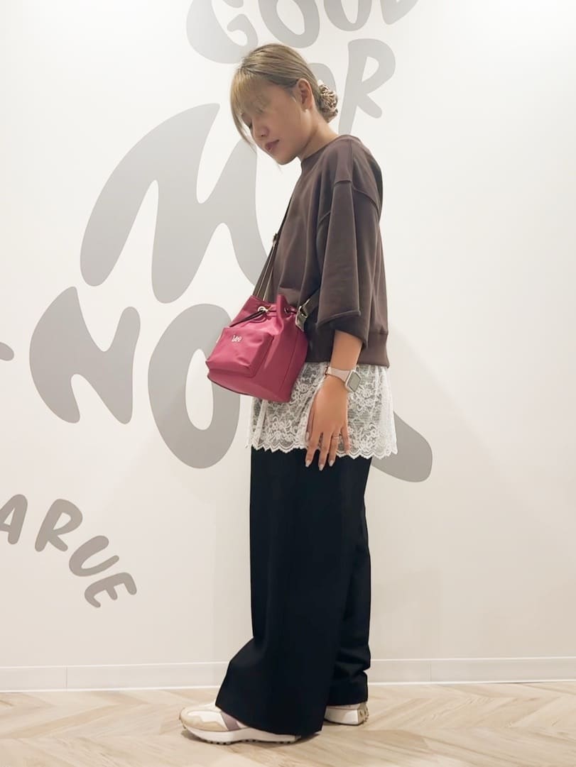 netさんの「SHOO･LA･RUE｜【2点セット】ハーフスリーブミニ裏毛プルオーバー＆レースタンクトップセット」を使ったコーディネート