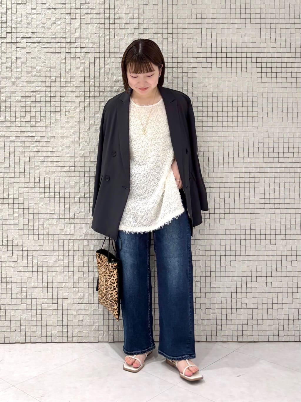 sakuさんの「INDIVI｜【褒められデニム】ワイドストレート デニムパンツ」を使ったコーディネート
