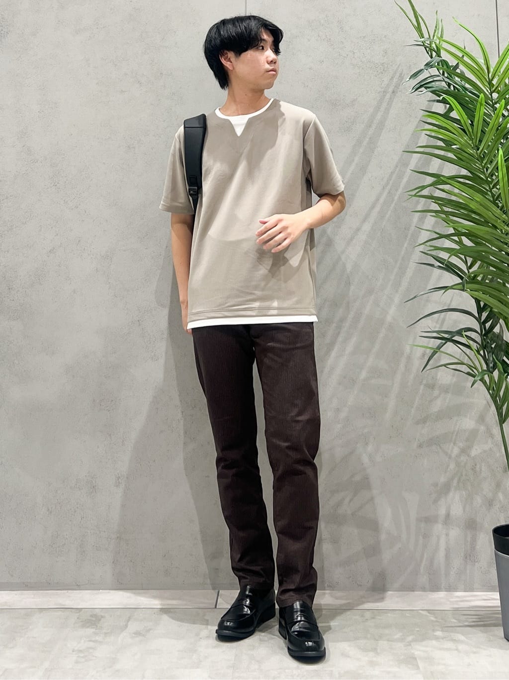 SHI-MAさんの「THE SHOP TK｜ツイルキーネック半袖Tシャツ」を使ったコーディネート