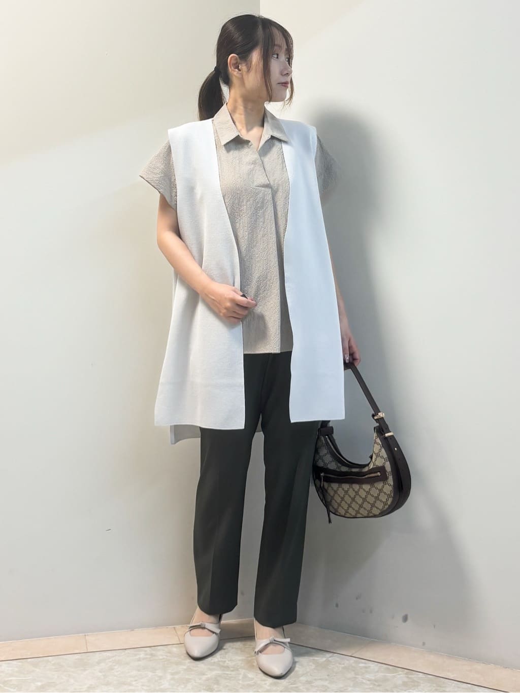 Sawaさんの「Reflect｜【二の腕さりげなくカバー】シャツ衿オフボディブラウス」を使ったコーディネート