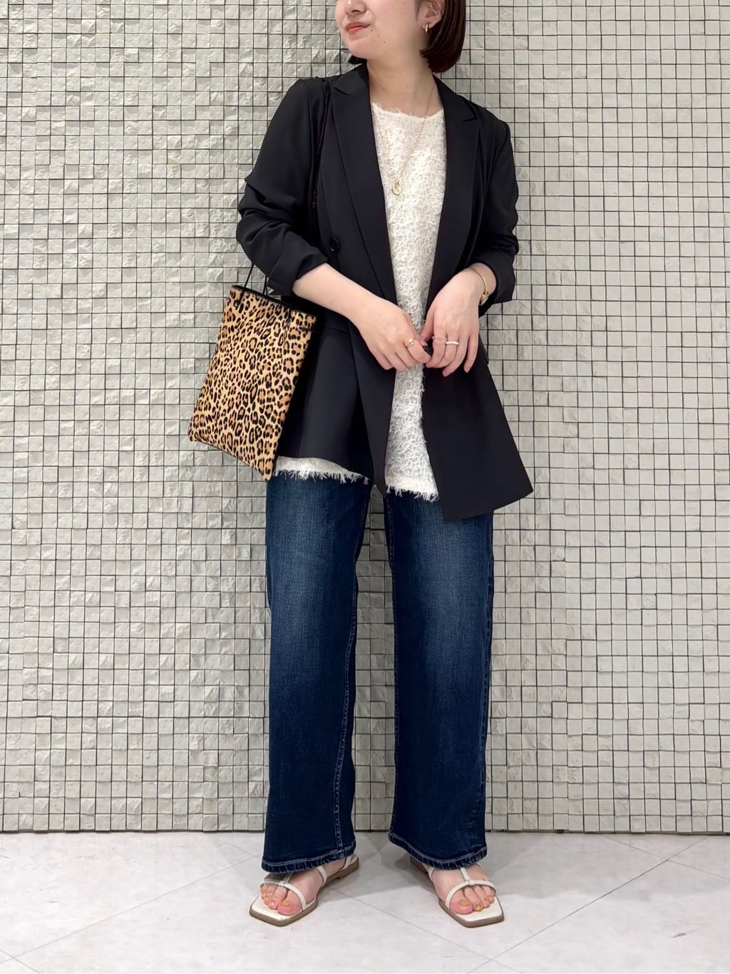 sakuさんの「INDIVI｜【褒められデニム】ワイドストレート デニムパンツ」を使ったコーディネート
