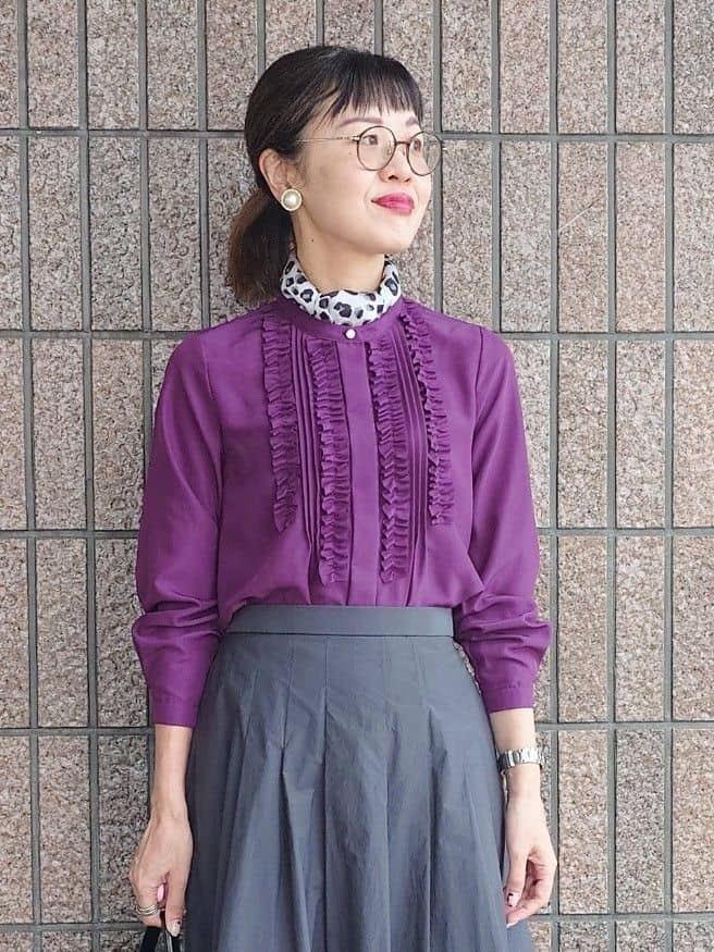 MUTSUKOさんの「UNTITLED｜【1枚で着映え/オンオフ着回し】フリルサテンブラウス」を使ったコーディネート