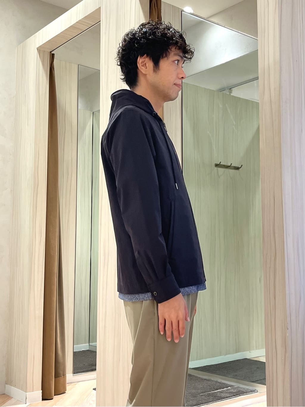 URAさんの「TAKEO KIKUCHI｜【3D ナイロン ストレッチ】ジップアップ フードブルゾン」を使ったコーディネート