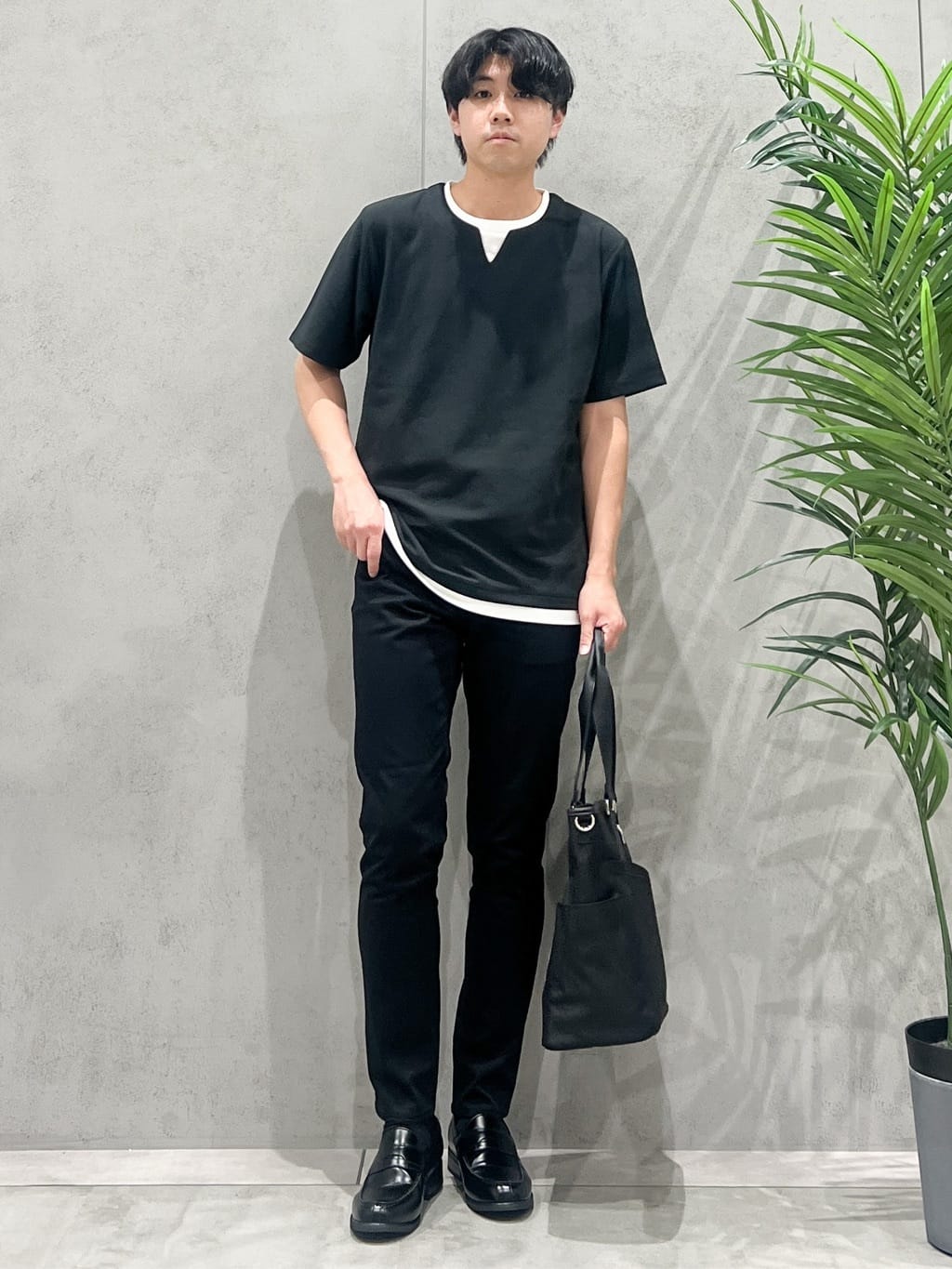 SHI-MAさんの「THE SHOP TK｜ツイルキーネック半袖Tシャツ」を使ったコーディネート