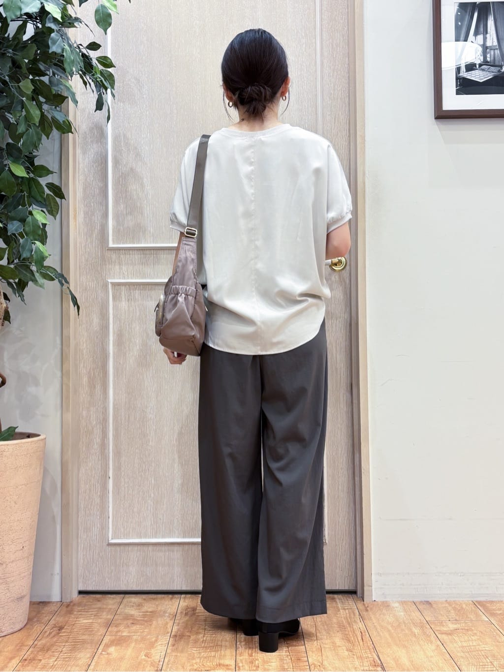 なみさんの「SHOO･LA･RUE｜【ひんやり/洗濯後しわになりにくい】リブ切り替えドルマンブラウス」を使ったコーディネート