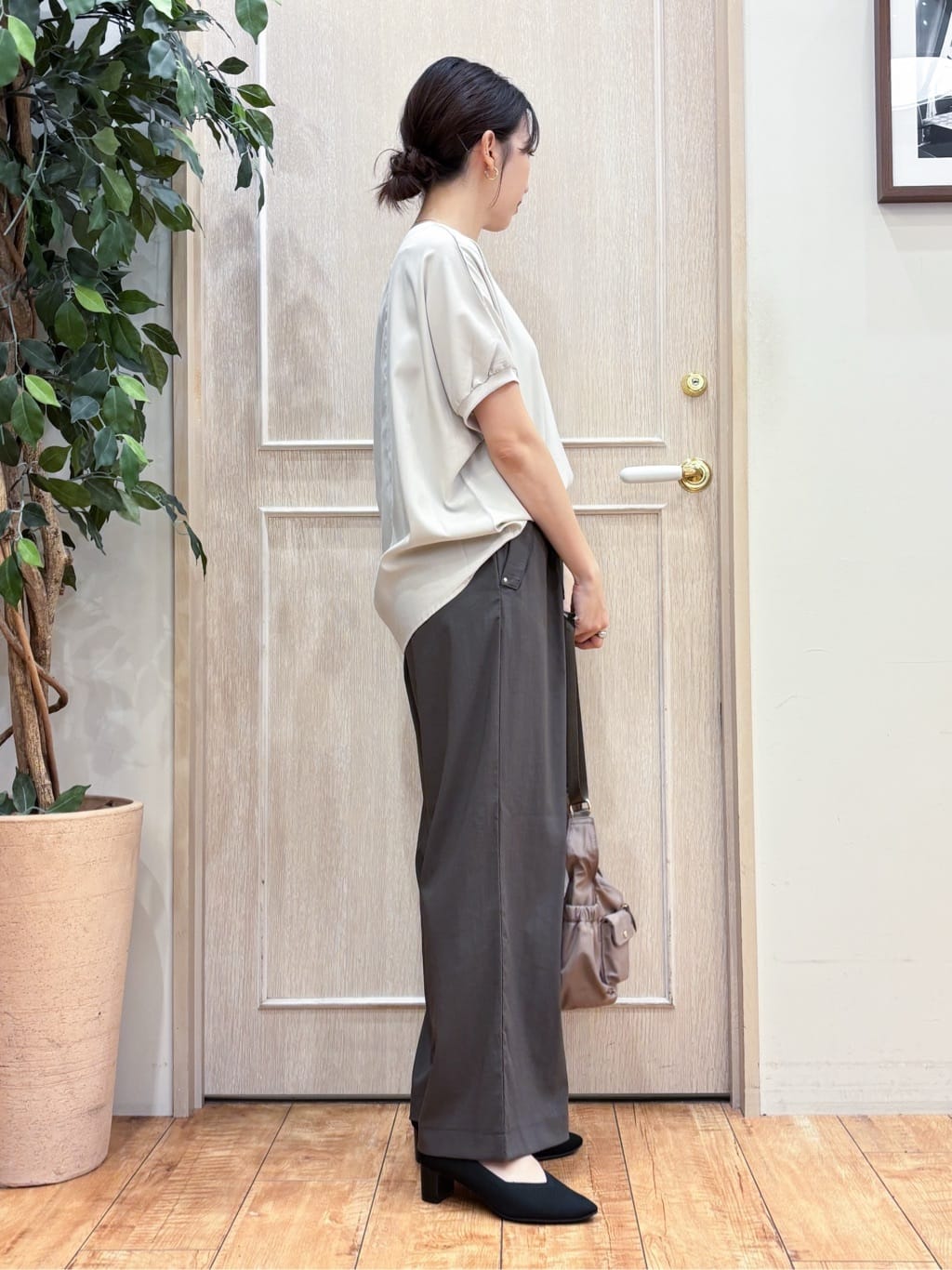 なみさんの「SHOO･LA･RUE｜【ひんやり/洗濯後しわになりにくい】リブ切り替えドルマンブラウス」を使ったコーディネート