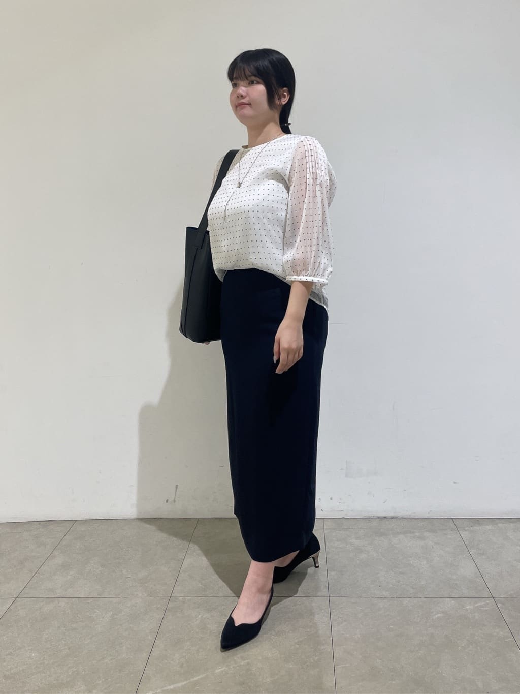 emikaさんの「INDIVI｜フロッキードットブラウス」を使ったコーディネート