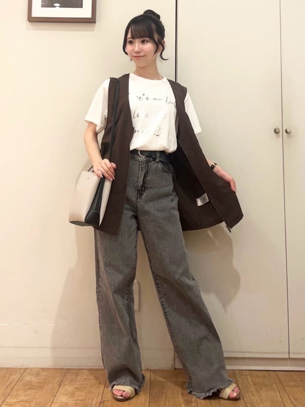 AIRIさんの「SHOO･LA･RUE｜【セットアップ可】さらりと軽やかに ダブルジップ麻調ジレ」を使ったコーディネート