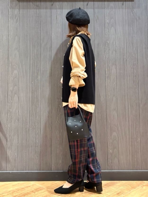 meiさんの「SHOO･LA･RUE｜【S-LL】ゴールドボタンが上品 大人のニットベスト」を使ったコーディネート
