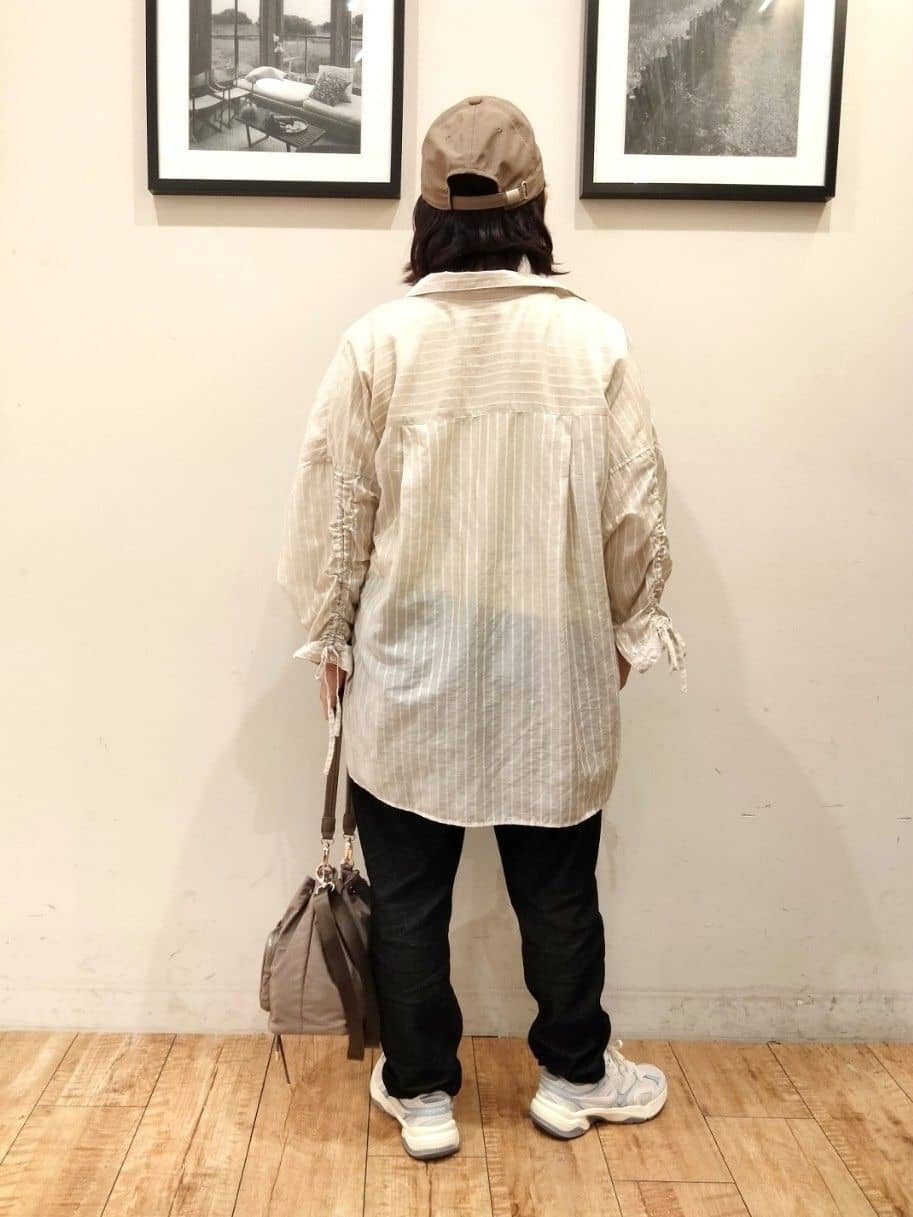 SHOOLARUEさんの「SHOO･LA･RUE｜【S-LL】程よい透け感 ストライプ柄 お袖ギャザーデザインシャツ」を使ったコーディネート