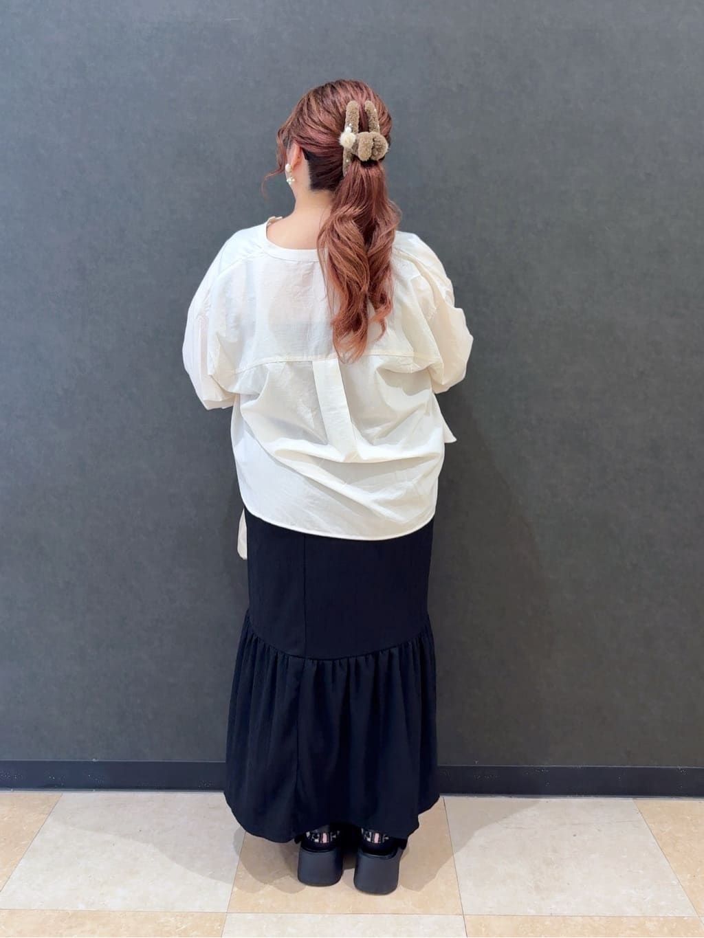 まやさんの「SHOO･LA･RUE｜【洗濯機可】羽織りにもなる ビックポケットVネックシャツ」を使ったコーディネート