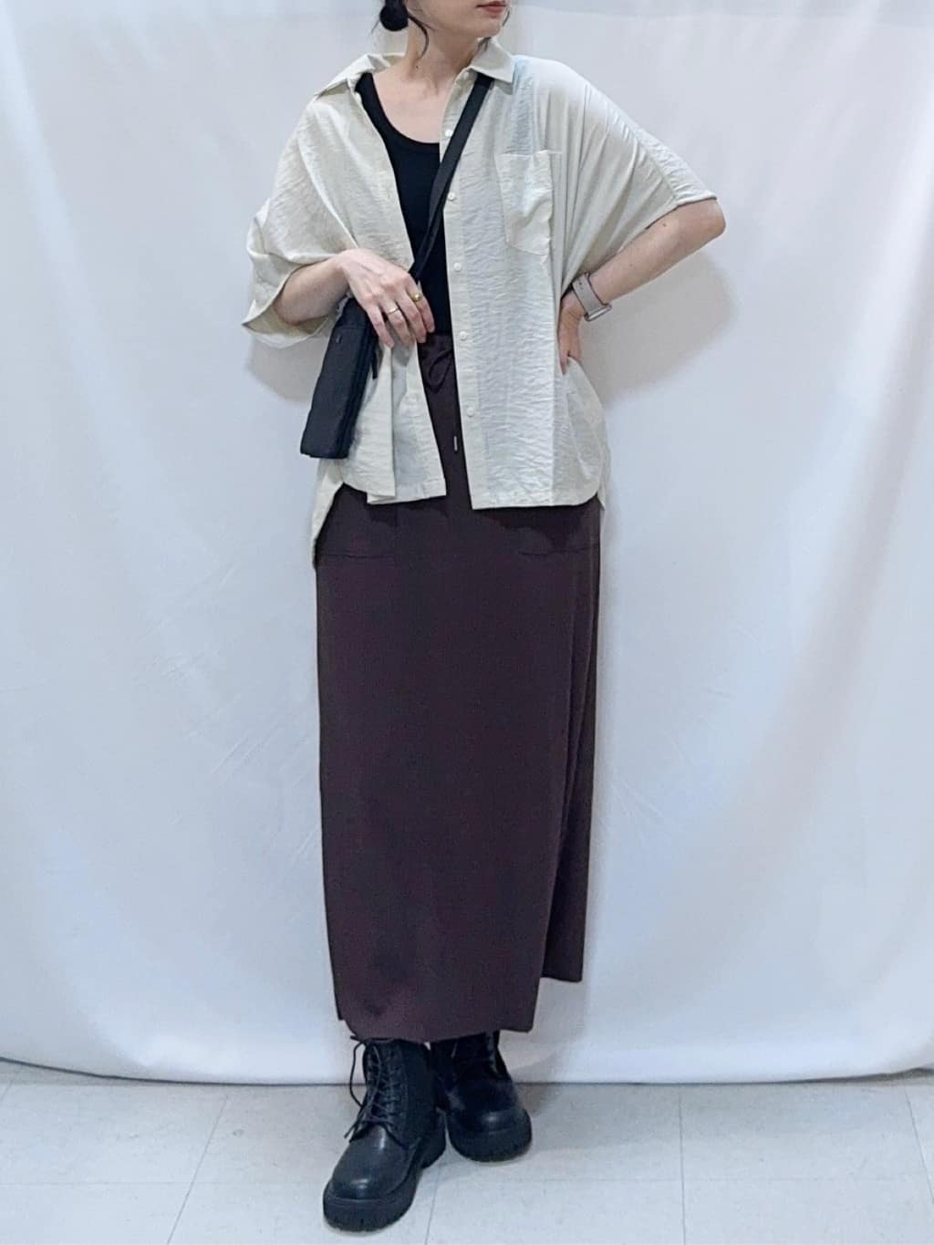 𝐇𝐢𝐫𝐨𝐦𝐢さんの「SHOO･LA･RUE｜【洗える/S-LL/5分袖】1枚でも羽織としても。さらさらドレープシャツ」を使ったコーディネート